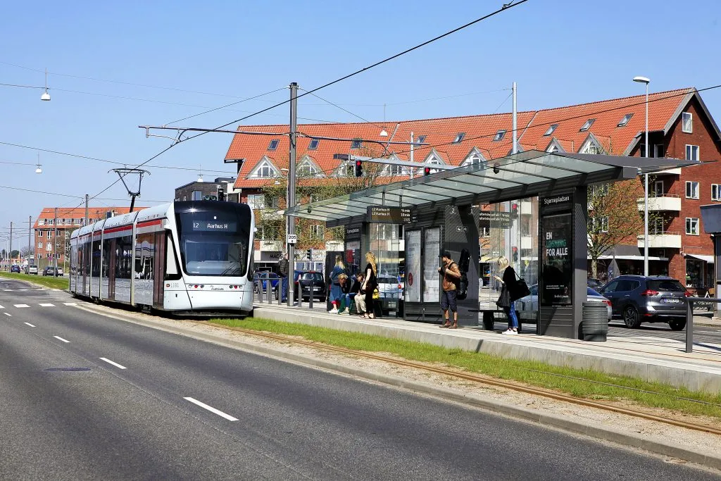 Politibil i færdselsuheld standser letbanen: Toge på strækning holder stille fredag