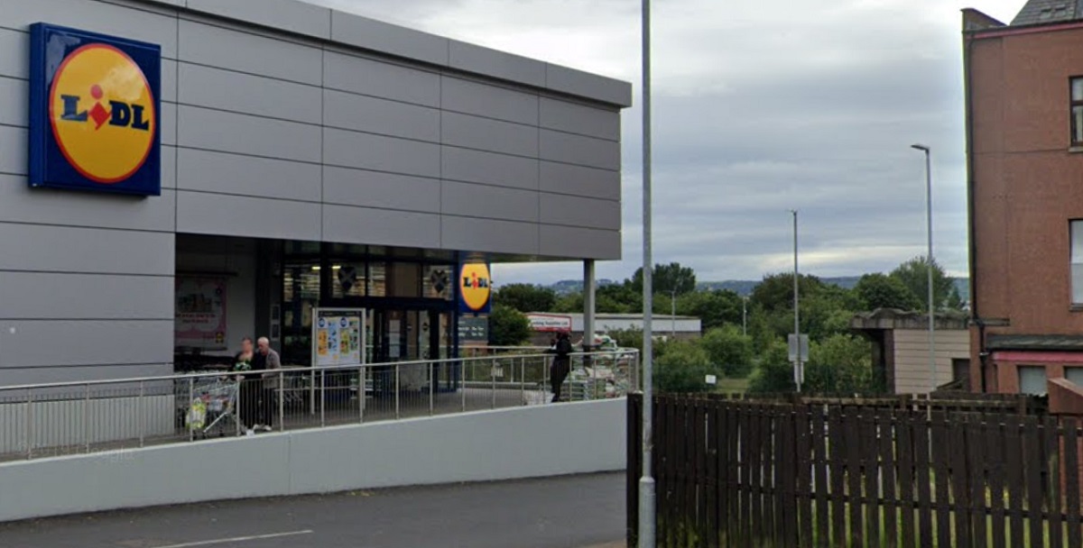 Mor gjorde chokfund på Lidl-parkeringsplads: Nu frygter hun for børnenes sikkerhed