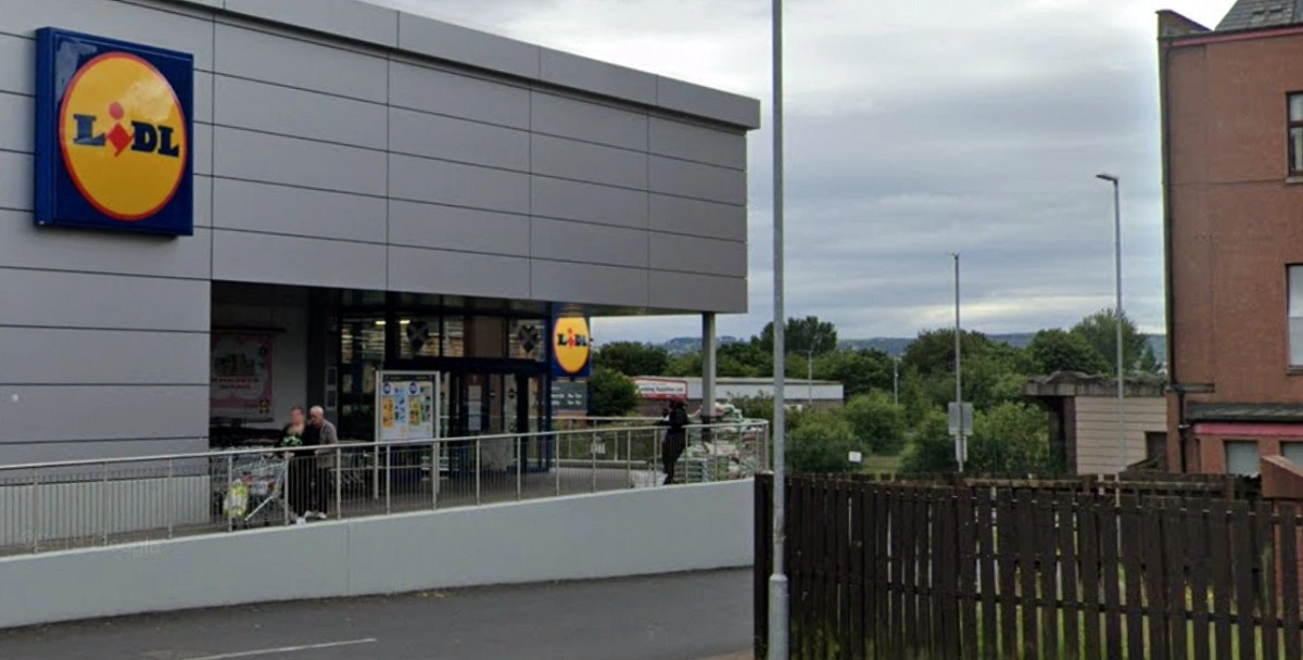 Mor gjorde chokfund på Lidl-parkeringsplads: Nu frygter hun for børnenes sikkerhed