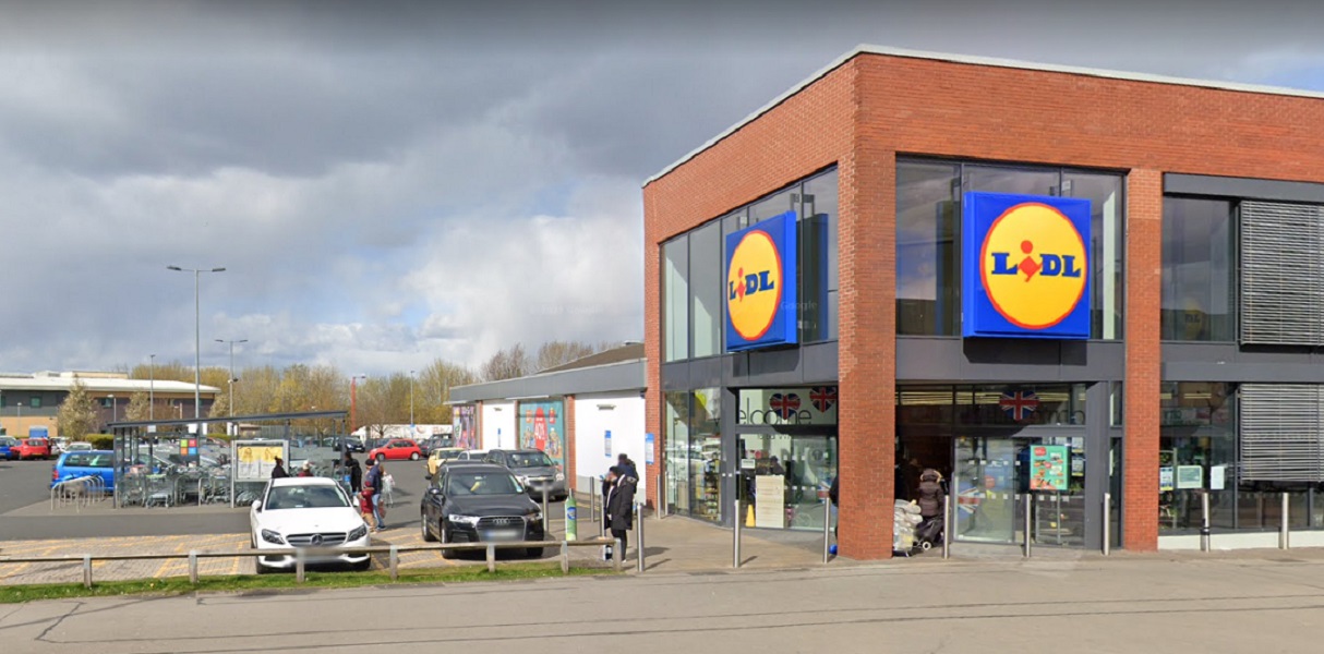 Voldsomt drama i Lidl: 2 personer stukket med kniv