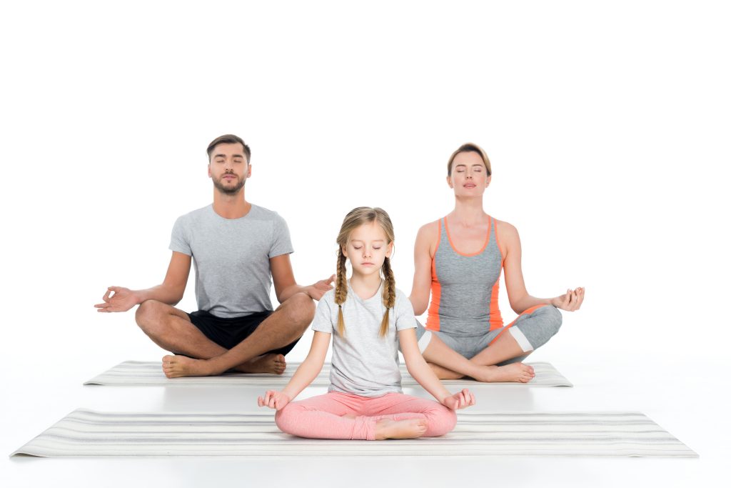 Nyt tilbud til børnefamilierne: Dyrk yoga sammen på biblioteket