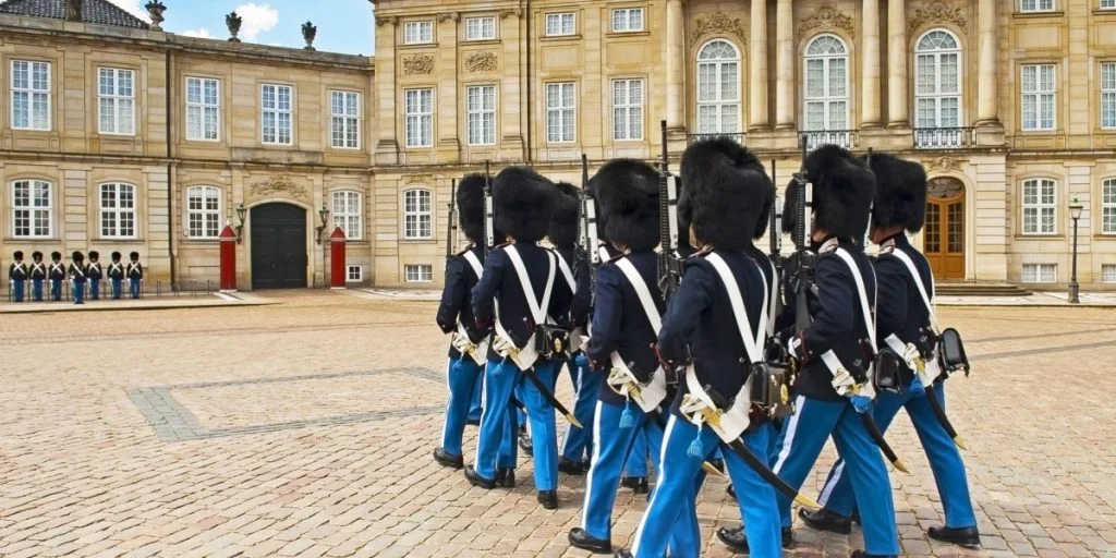Den Kongelige Livgarde bakkede op om kæreste og søn til falden kollega: Nu er der rørende nyt