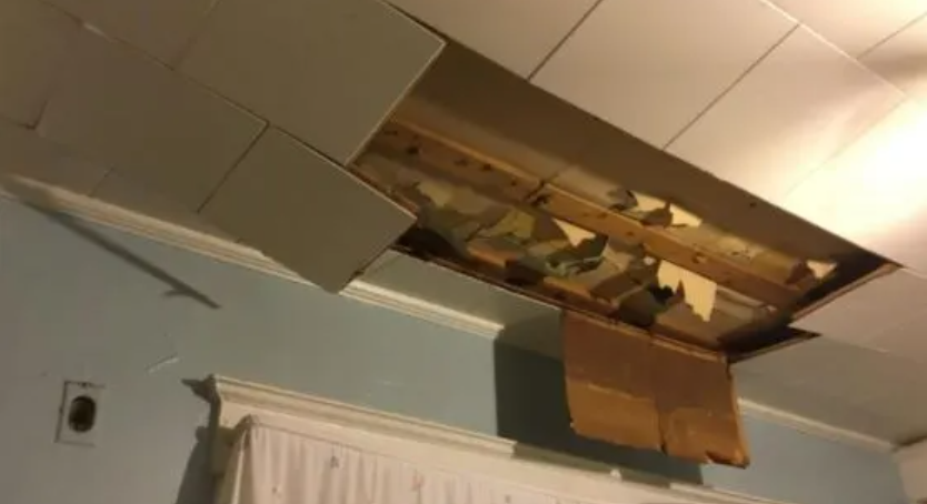 Desperat lejer: Overboer fra helvede tramper så voldsomt at loftet er begyndt at kollapse