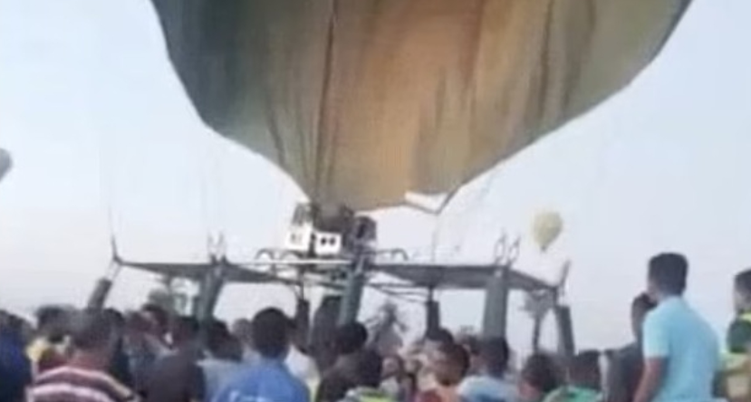 Luftballon fyldt med turister styrter ned da den er 61 meter over jorden