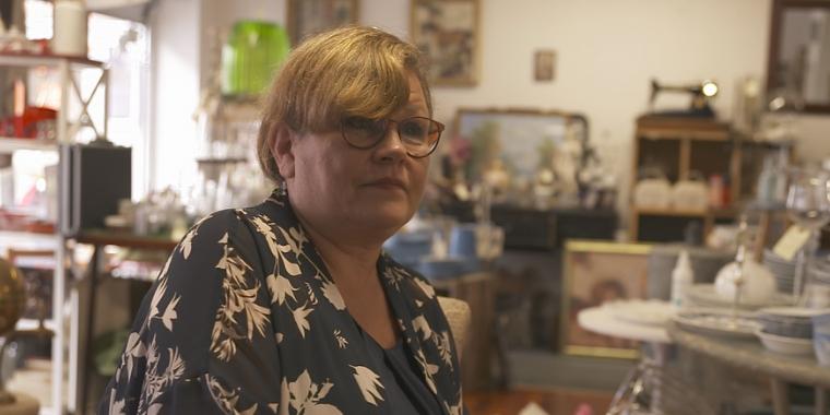 Stoler blindt på mand i telefonen: Nu har Henriette kæmpegæld