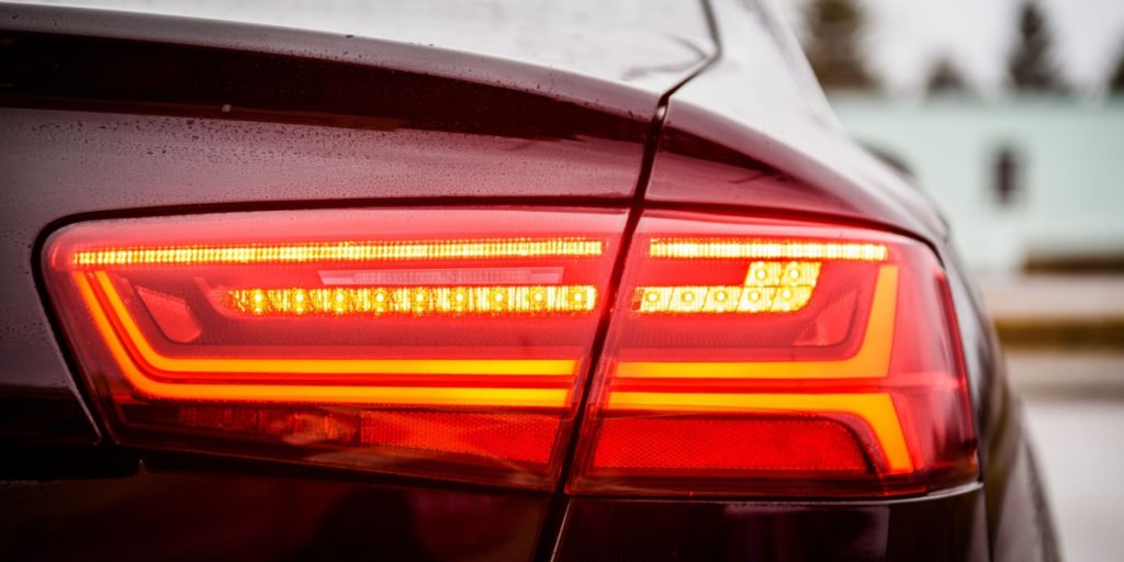 Nye lygter i bilen er nu et krav: Det skal du vide som bilist