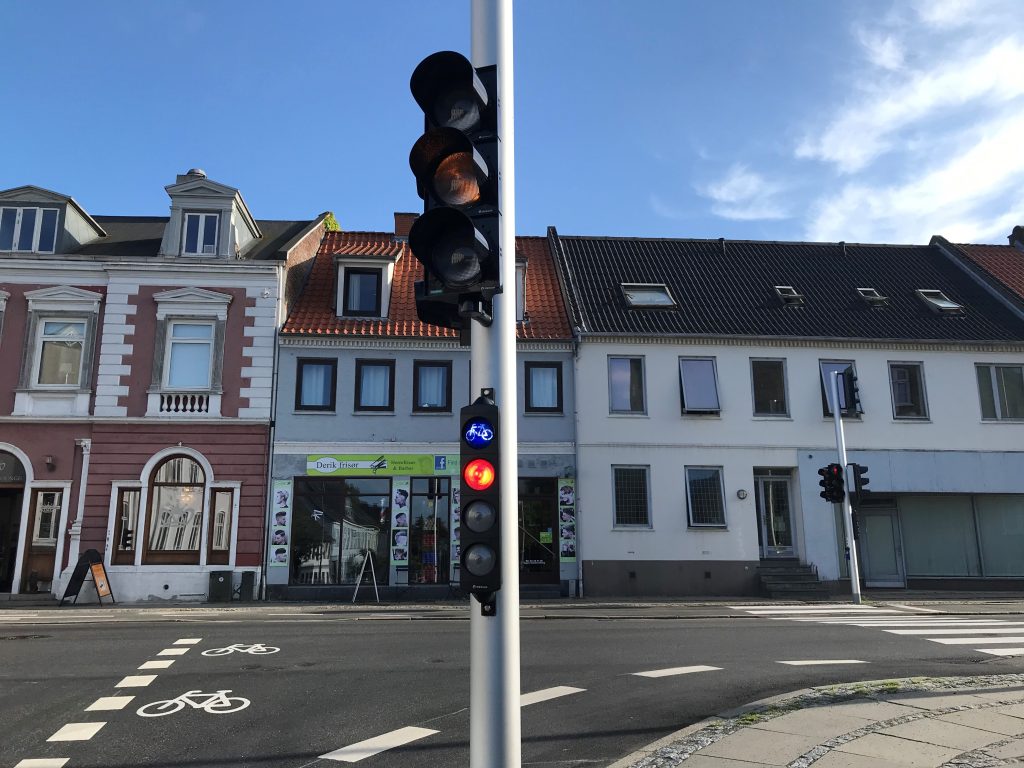 Helt nye regler i trafikken: Her må der nu drejes til højre ved rødt lys