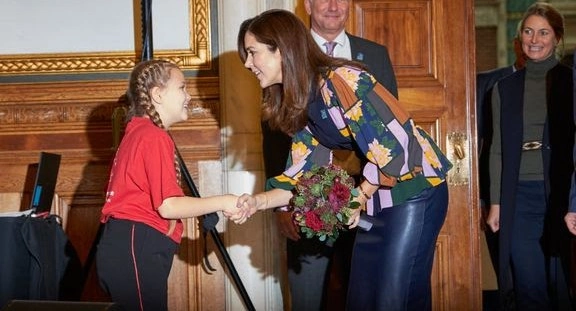 Kronprinsesse Mary afslører årets Julemærke: Salget bidrager til et helt unikt dansk hjælpearbejde