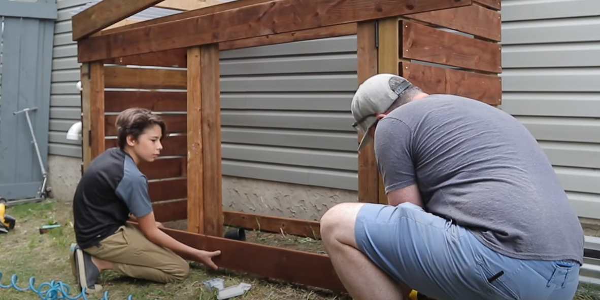 Mand bygger et atypisk skur på sin grund – men det hele giver mening, når du får forklaringen