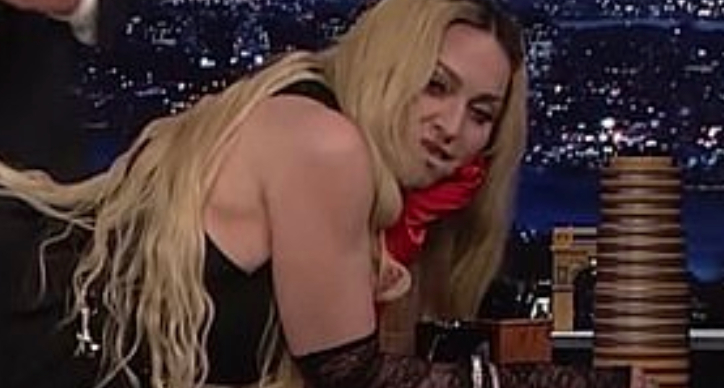 63-årige Madonna chokerer på live-tv: Flasher sin numse for seererne