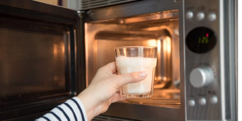 Mange har gjort det: Derfor må du aldrig varme mælk i mikroovnen