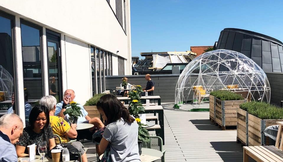 Kaffebar udvider blot fire måneder efter åbning: Nu serveres kaffen også med udsigt over Aalborgs tage