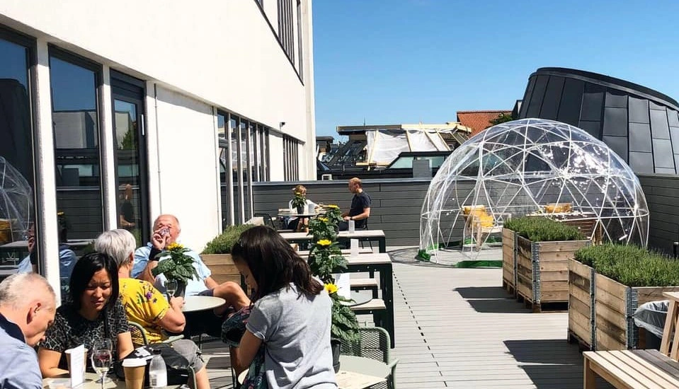 Kaffebar udvider blot fire måneder efter åbning: Nu serveres kaffen også med udsigt over Aalborgs tage