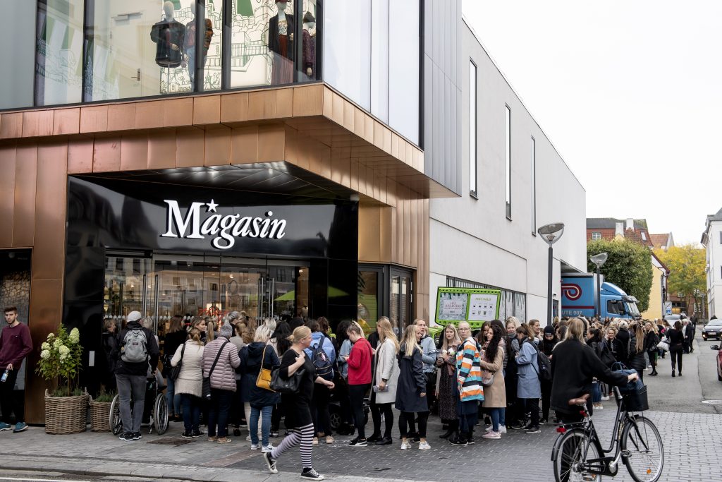 Bobler, konkurrencer og uddeling af gavekort: Magasin fejrer sin første fødselsdag