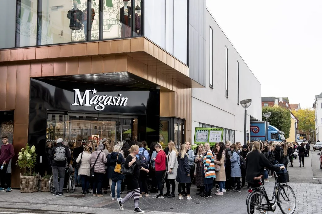 Bobler, konkurrencer og uddeling af gavekort: Magasin fejrer sin første fødselsdag