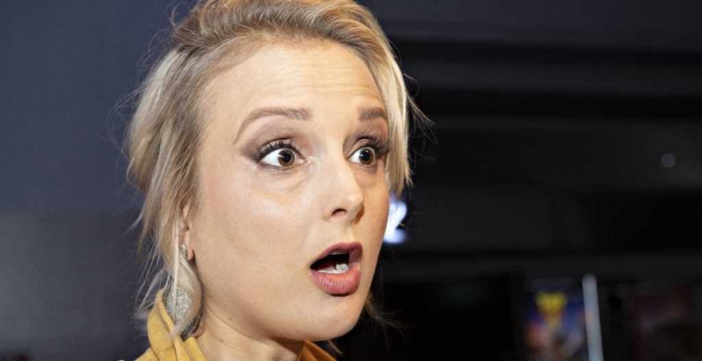 Mai Manniche smider BH’en