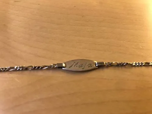 Kender du Maja, der mangler sit armbånd? – Politiet finder taske fyldt med tyvekoster