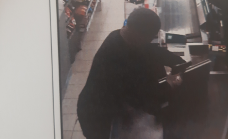 Politiet efterlyser pistolbevæbnet mand fra røveri i Coop 365 – men der er mere endnu