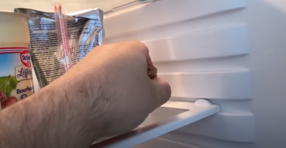 Han sætter denne genstand køleskabet: Når du ser magien ske, vil du prøve det samme