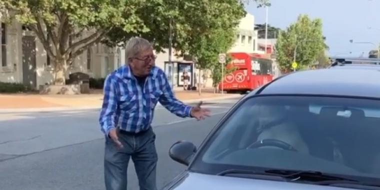 Video går viralt: Utålmodig hund sidder og dytter efter sin ejer