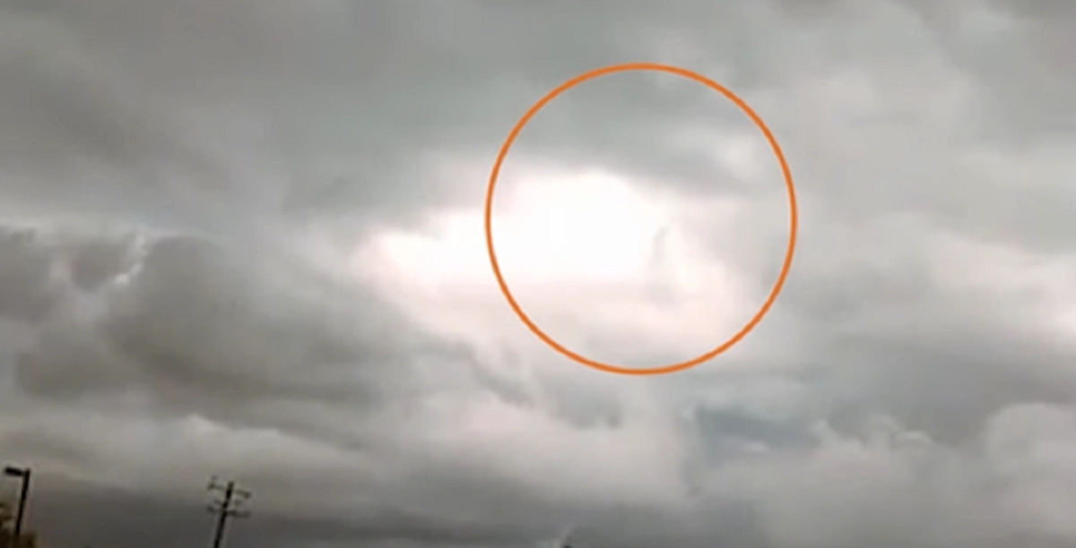 Denne video vækker stor opsigt: Mand ‘går’ oppe i skyerne under uvejr