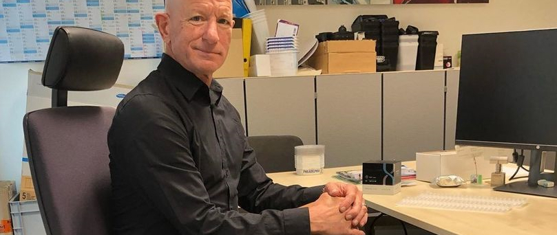 Mark gør op med kønsstereotyper: Går på arbejde i nederdel og høje hæle
