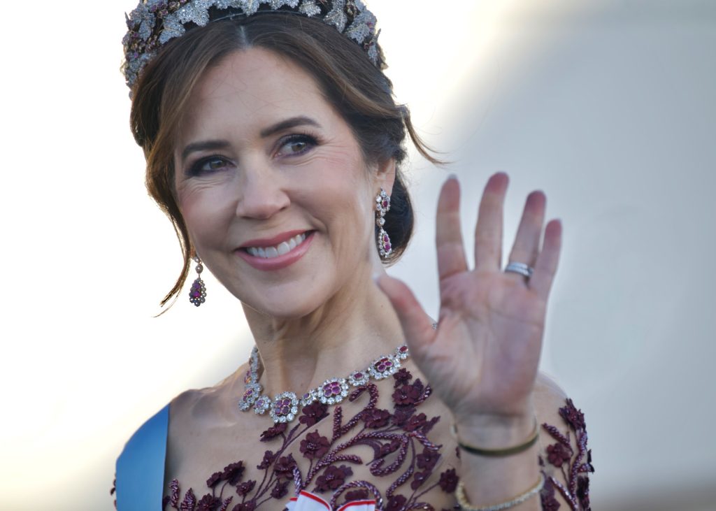 Dronning Marys gavmildhed vækker opsigt: Går hun over stregen?