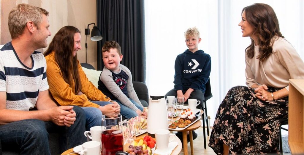 Kronprinsesse Mary besøgte familier, frivillige og terapihunde på Hammel Neurocenter