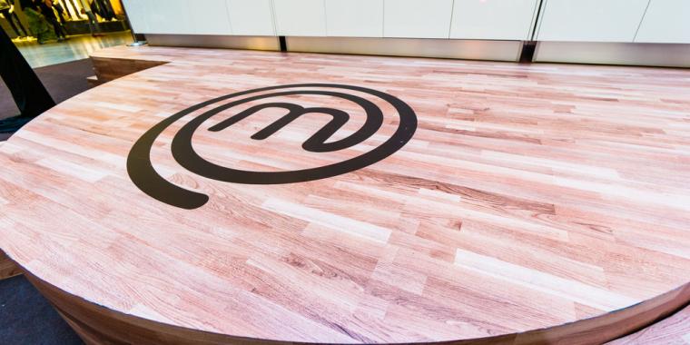 Vild twist i Masterchef: Dommer gør deltagerne selskab