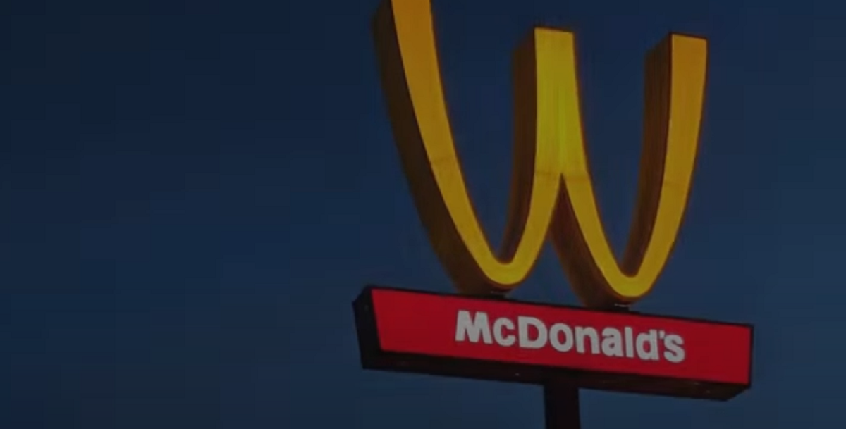 Meget få ved det: Her er årsagen til, at nogle McDonalds-logoer vender på hovedet