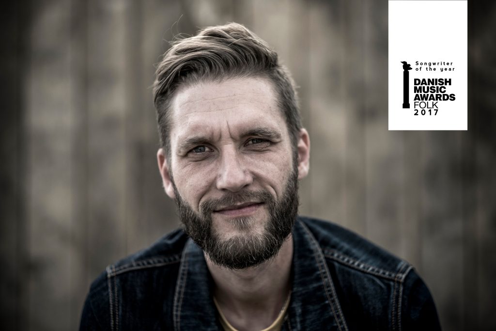 Prisvindende Singer-songwriter indspiller musikvideo i Træskohage Fyr og giver koncert i Vejle