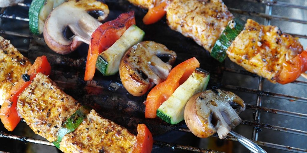 Golden retriever med vegetariske “forældre” til grillfest: Internettet griner over ansigtsudtrykket