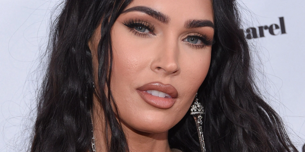 Megan Fox deler slibrige billeder iført gennemsigtig kjole: Intet er overladt til fantasien