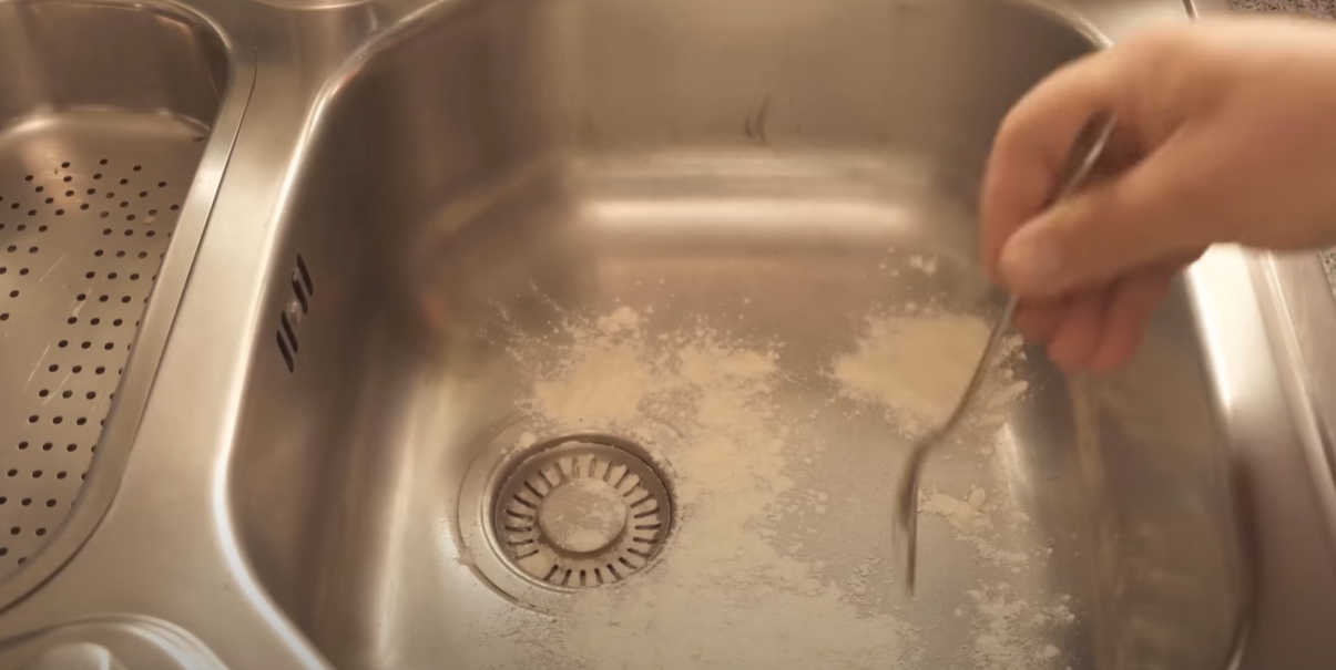 Han drysser mel i sin håndvask: Du tror ikke dine egne øjne, når du ser resultatet