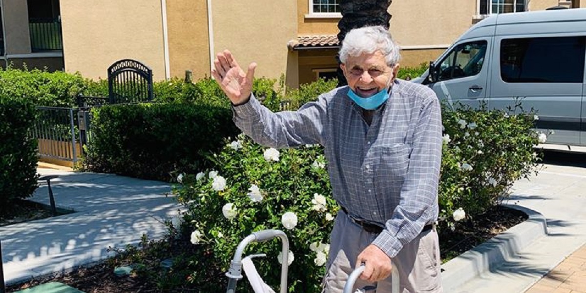 93-årige Mike stod ved vejsiden og blaffede: Når du læser hvorfor, vil du få et varmt smil på læberne