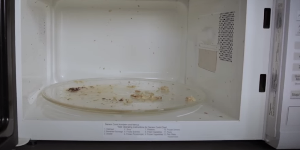 Mikroovn-rengøringstrick hitter: Alt det kræver er en skål og 2 ingredienser