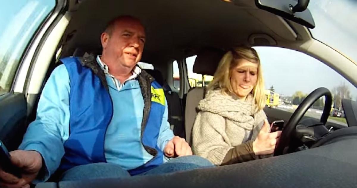 Hun kigger på sin mobiltelefon midt i køretimen: Se så hvordan kørelæreren reagerer