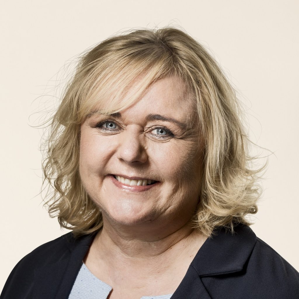 Mona Juul (K) viser sin lønseddel: Så meget får en Folketingspolitiker om måneden