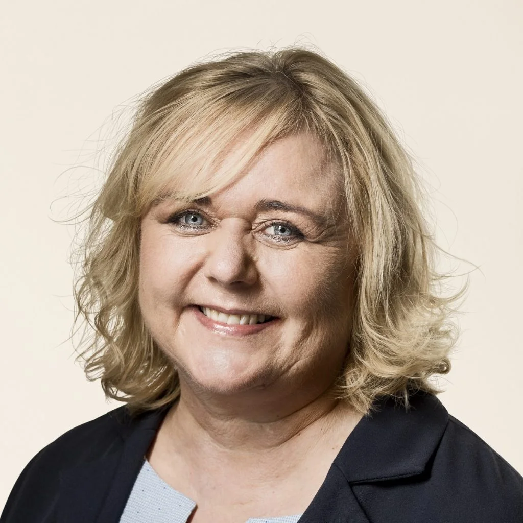 Mona Juul (K) viser sin lønseddel: Så meget får en Folketingspolitiker om måneden