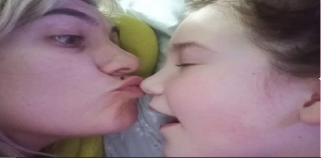 Mor smiler til sin 9-årige datter: Så gør hun det utænkelige