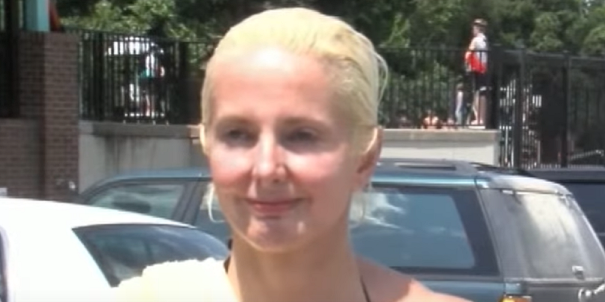 Mor blev hentet af politiet i badeland grundet upassende bikini: Hun kan ikke selv se problemet