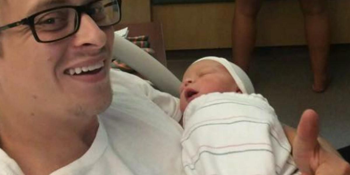 Faren tog et billede med sin nybagte søn: Moren i baggrunden løb med alt opmærksomheden