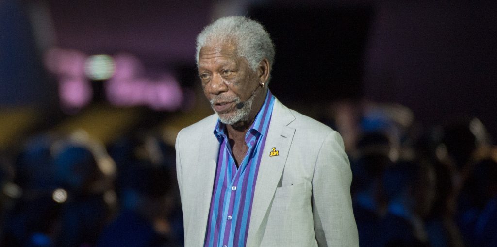 I årtier har Morgan Freeman båret to guldøreringe: Nu fortæller han hvorfor