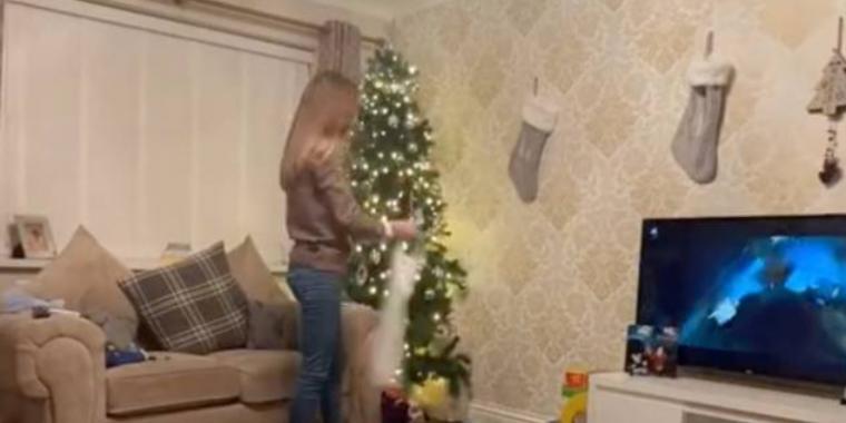 Mor fjerner juletræet allerede klokken 23 juleaften: Har helt særlig grund