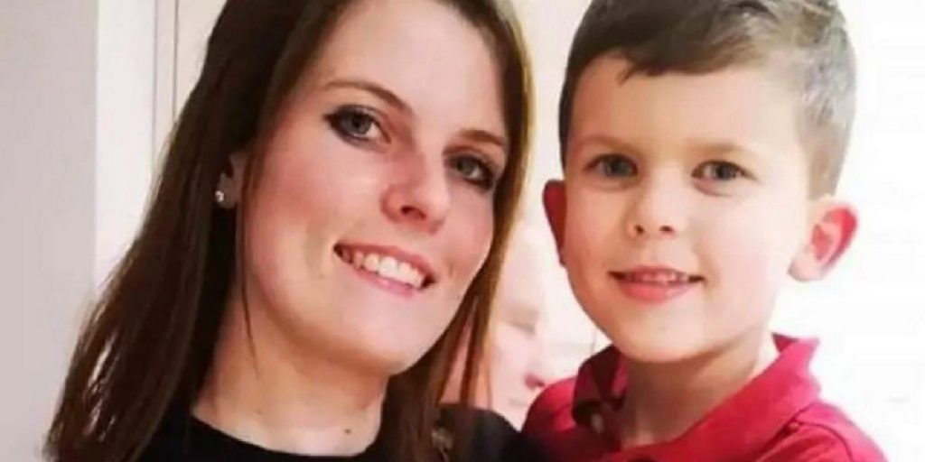 Mor tjekkede ikke tegning, inden søn viste den foran hele skolen: Det skulle hun have gjort