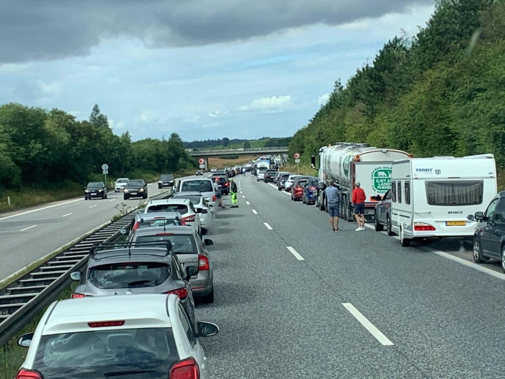 Stor politiaktion: Motorvej spærret