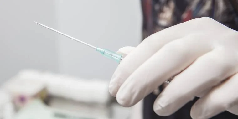 Lod svigermor passe 3 måneder gammel baby: Fik piercet baby retur