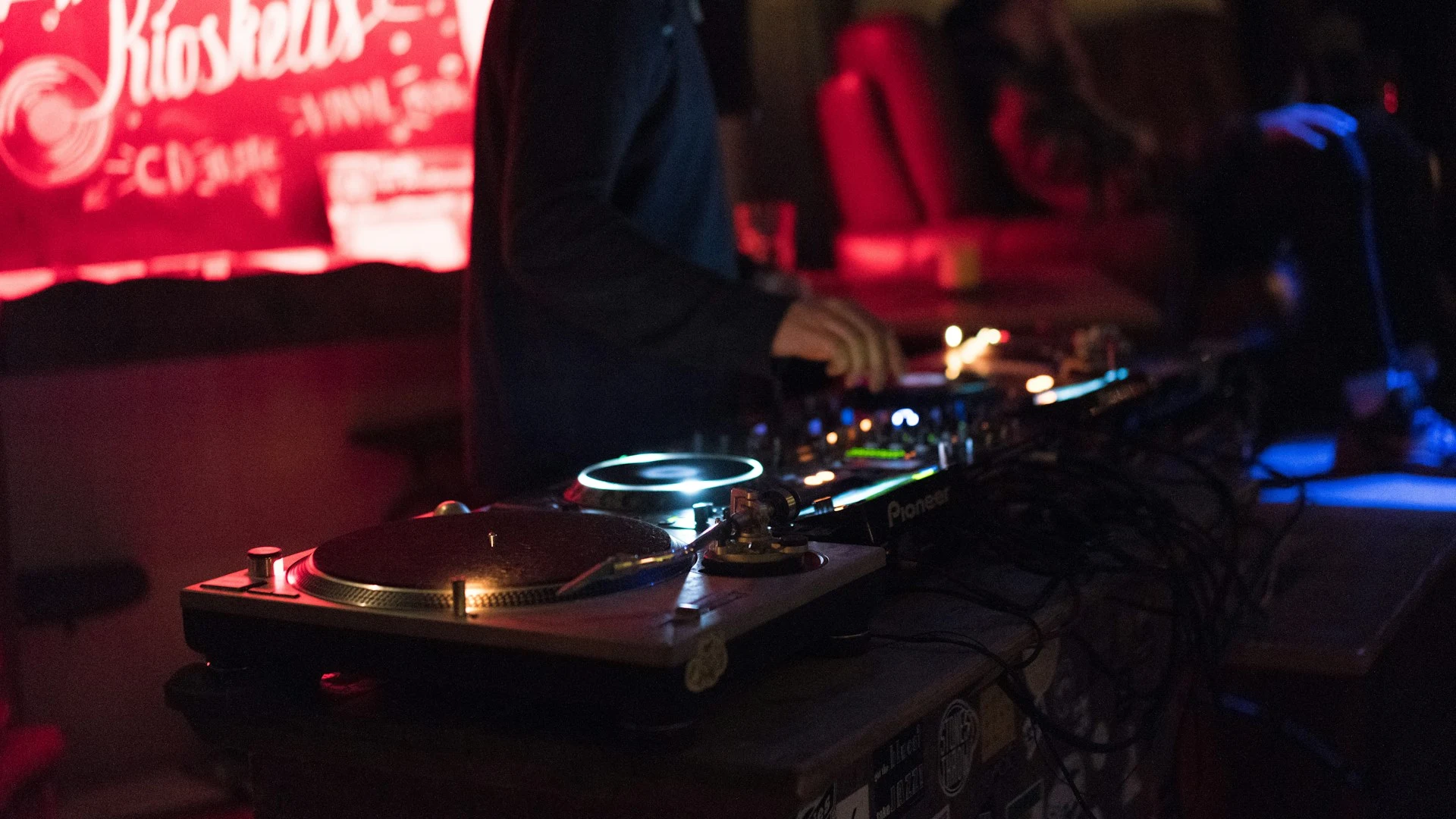 Kvinde er klar til at feste på natklub: Får et chok over, hvad hun ser på dansegulvet