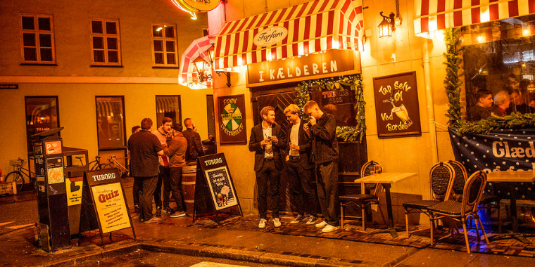 Nu ændres genåbningen af Danmark: Rammer natteliv, barer og restauranter