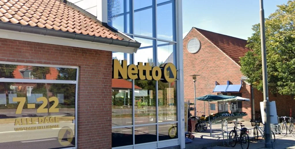 Kødsaft og fødevarerester: Netto får stor bøde